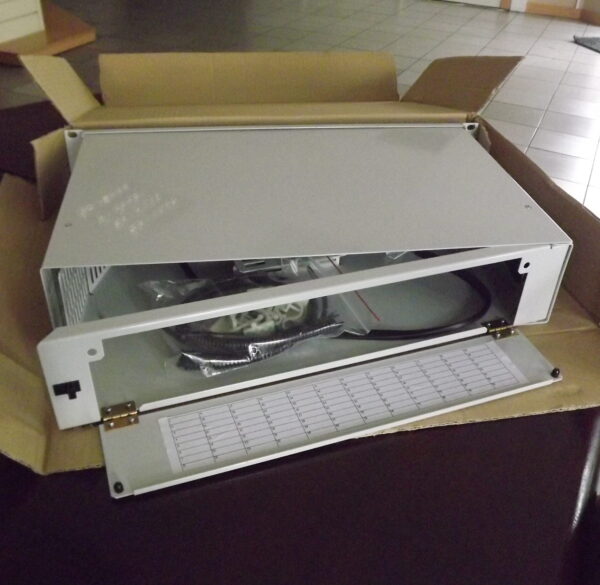 Panel uchylny 2U 19"